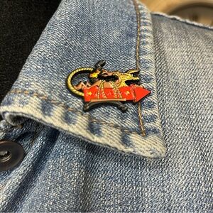 Classic Looney Tunes Animation Collectible Wile E. Coyote Character Pin